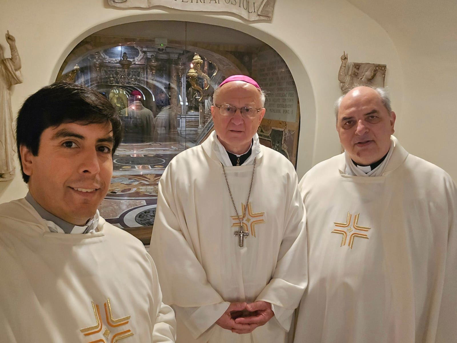El Obispo y sacerdotes de la Diócesis celebran en la tumba de San Pedro